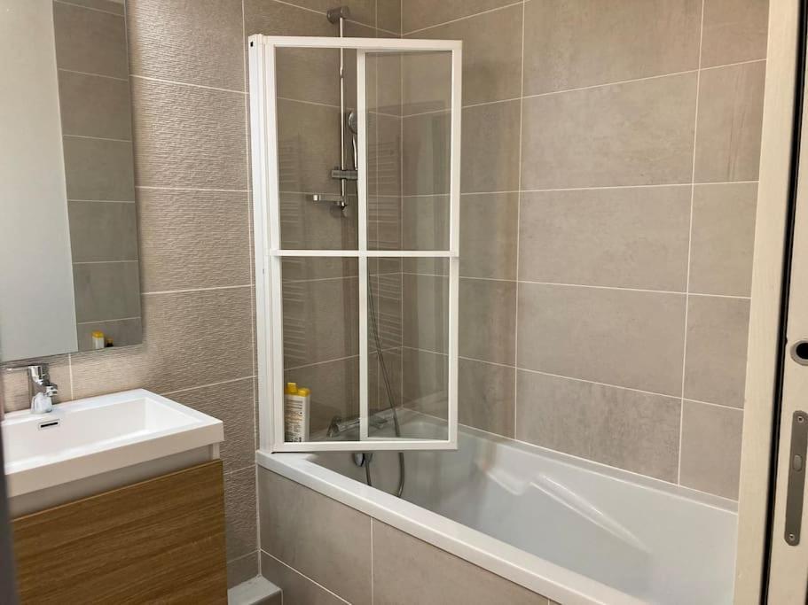 דירות אנז'ה Quai Sud - Gare, 100 M2, Parking, Wifi, Superette, Lave Linge מראה חיצוני תמונה